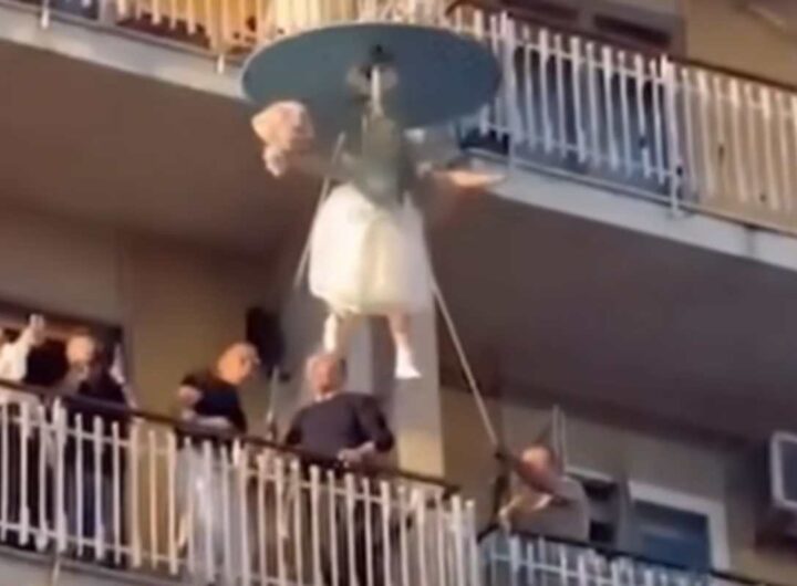Bambina appesa tra due palazzi