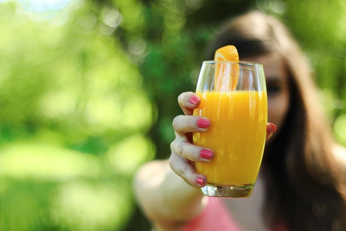 bere un succo di frutta