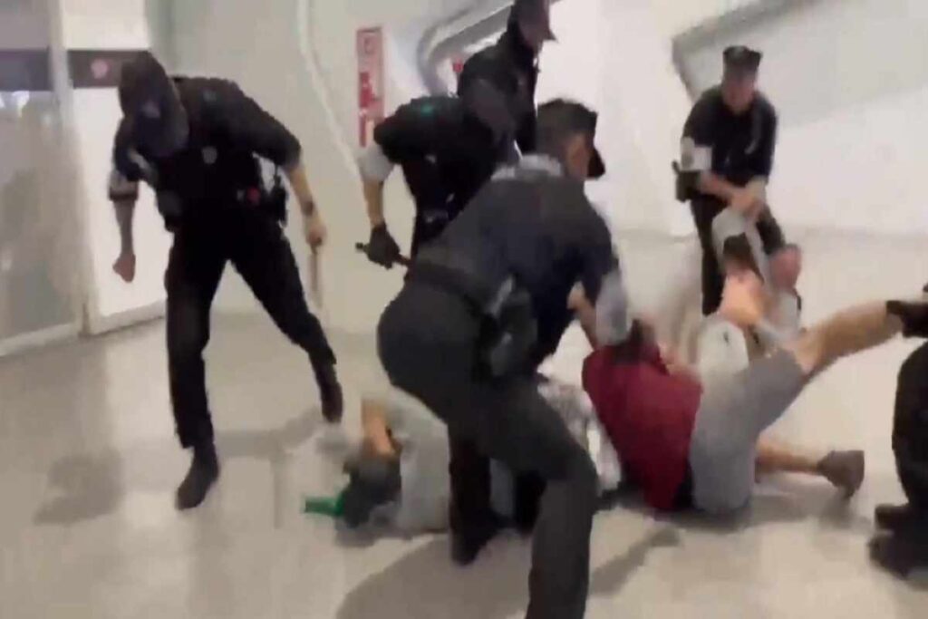 Le cariche della Polizia a Bilbao