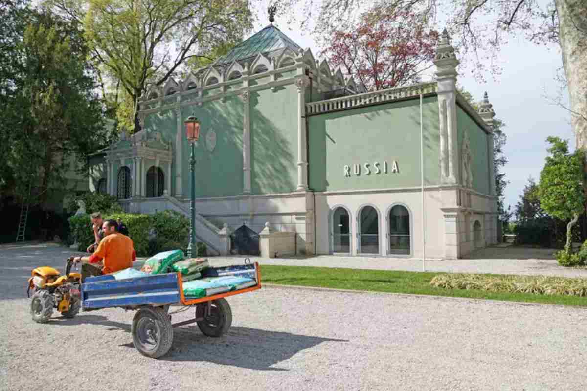 Al via la Biennale di Venezia, oggi la pre-apertura. Non si placano i malumori sulla presenza della Russia, dietrofront dell’Iran