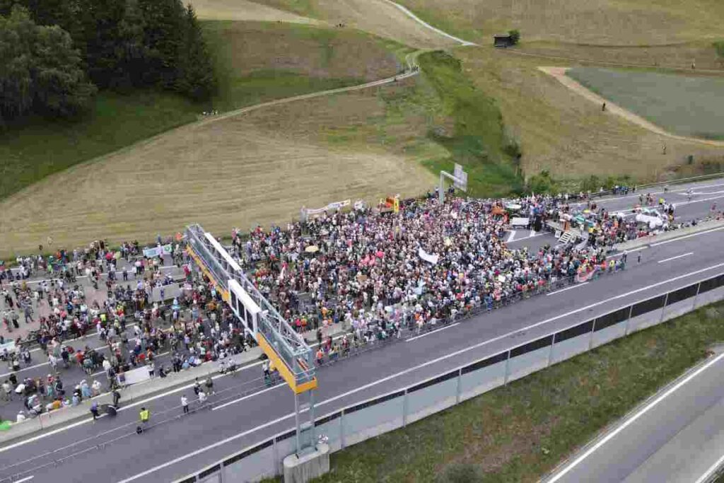 Il video della manifestazione che ha bloccato il Brennero per ore. Ferma anche la ferrovia per un incendio doloso