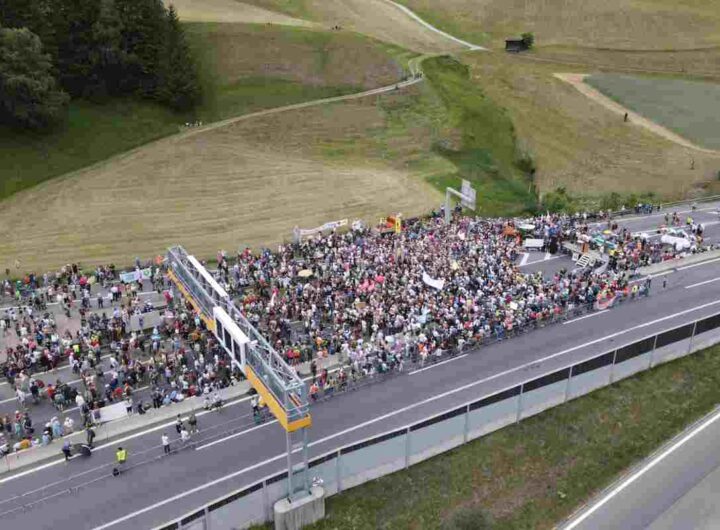 Il video della manifestazione che ha bloccato il Brennero per ore. Ferma anche la ferrovia per un incendio doloso