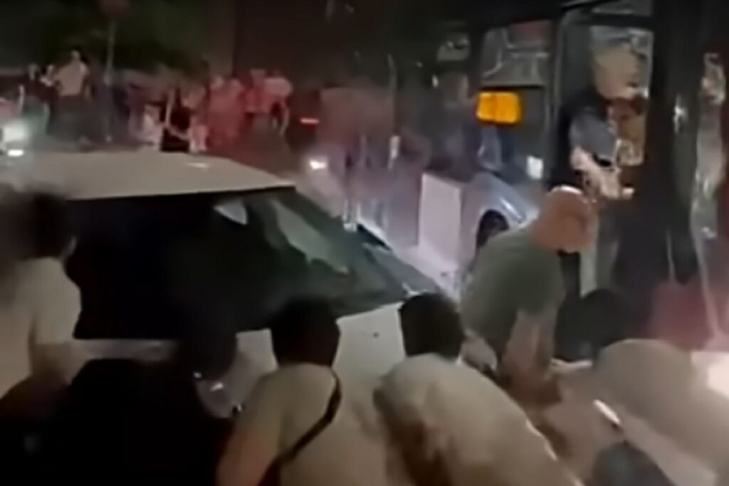 Il video dei residenti e turisti che a Roma spostano un'auto in sosta per far passare l'autobus