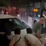 Il video dei residenti e turisti che a Roma spostano un'auto in sosta per far passare l'autobus