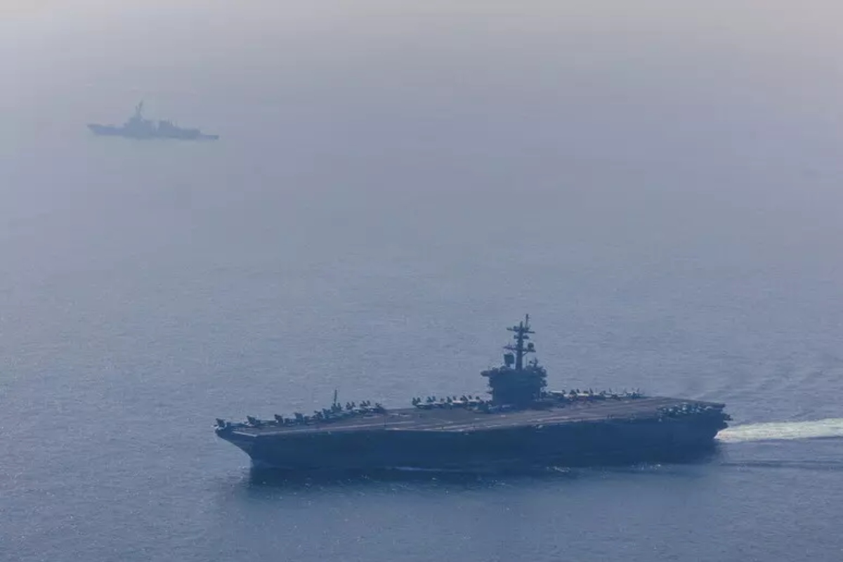 Hormuz, due cacciatorpediniere Usa superano lo Stretto sotto il fuoco iraniano. Due cargo finiscono incagliati