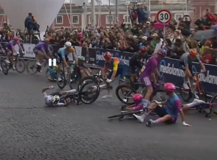 caduta giro piazza del Plebiscito