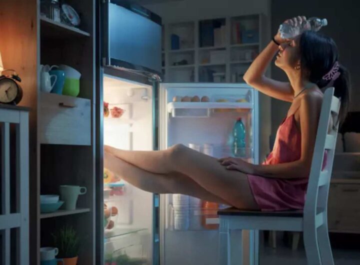 Una donna ha caldo e mette in piedi nel freezer
