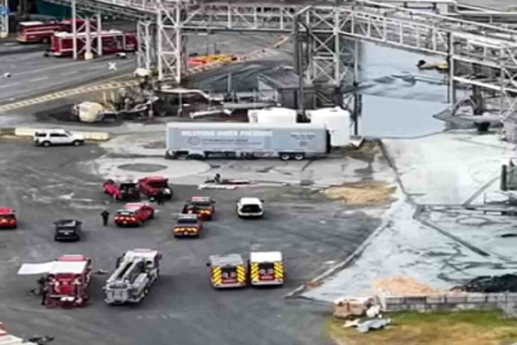 Esplode cartiera negli Usa: 1 morto, 9 dispersi e fuga di sostanze chimiche