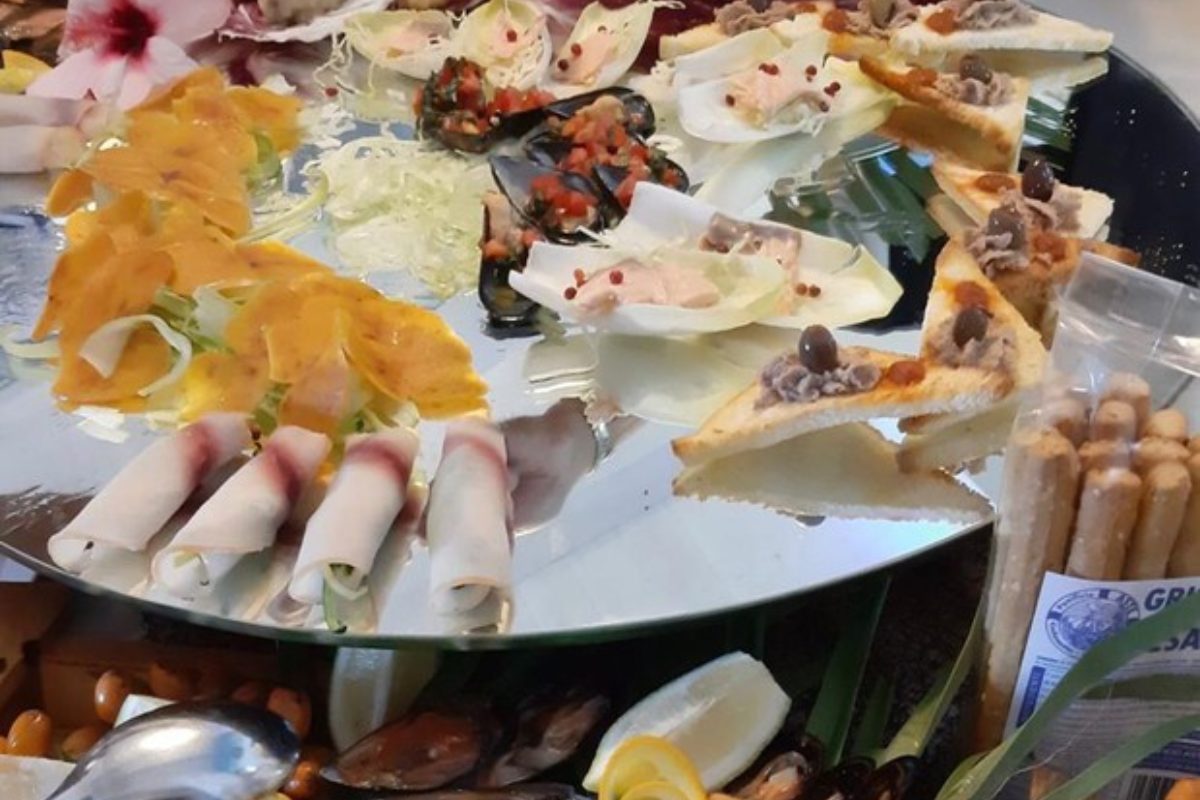 https://www.blitzquotidiano.it/wp-content/uploads/2026/05/cena-di-pesce-1.jpg