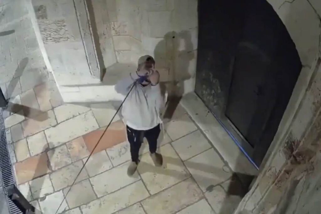 colono israeliano sputa chiesa
