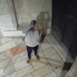 colono israeliano sputa chiesa