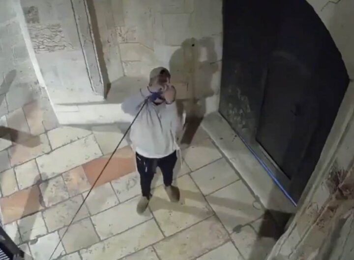 colono israeliano sputa chiesa