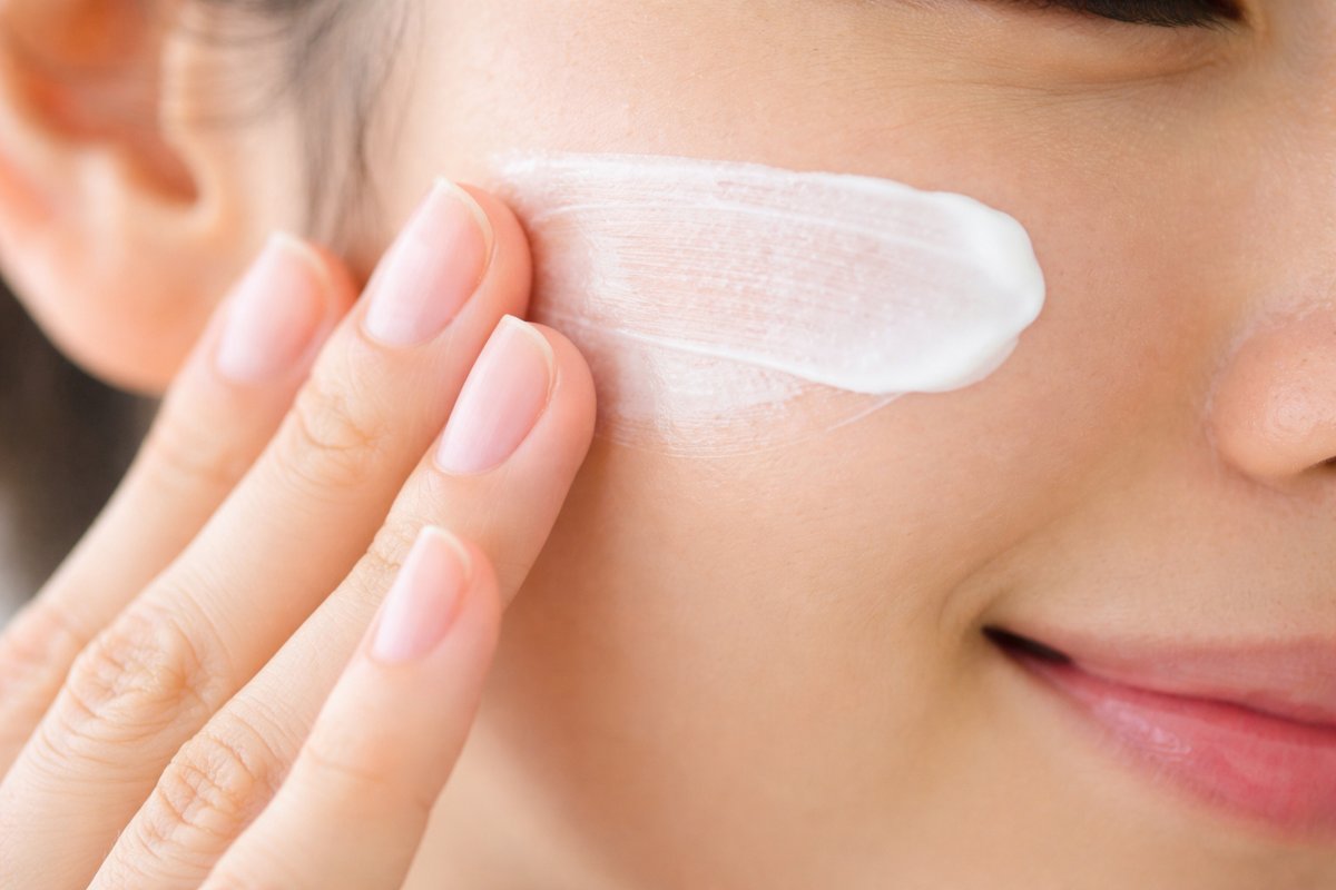 mettere la crema solare sul viso