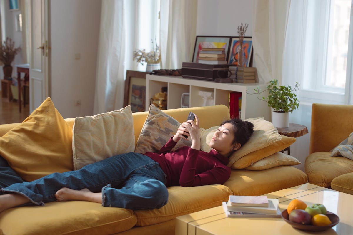 Hai sempre la pancia gonfia? Potrebbe dipendere da questo errore che fai dopo cena