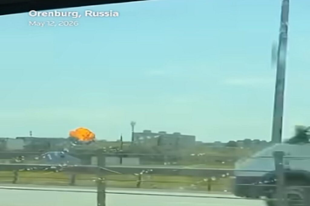 Il video del drone ucraino che colpisce un condominio a Orenburg in Russia