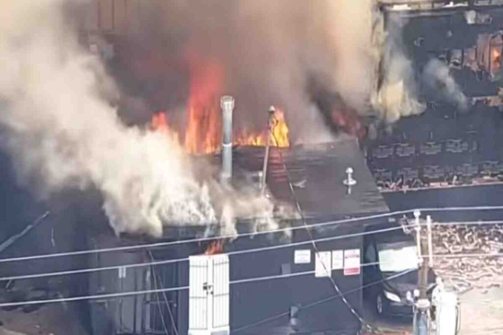 Vigili del fuoco spengono un condominio esploso a Dallas per una fuga di gas, le immagini dall'alto