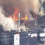 Vigili del fuoco spengono un condominio esploso a Dallas per una fuga di gas, le immagini dall'alto