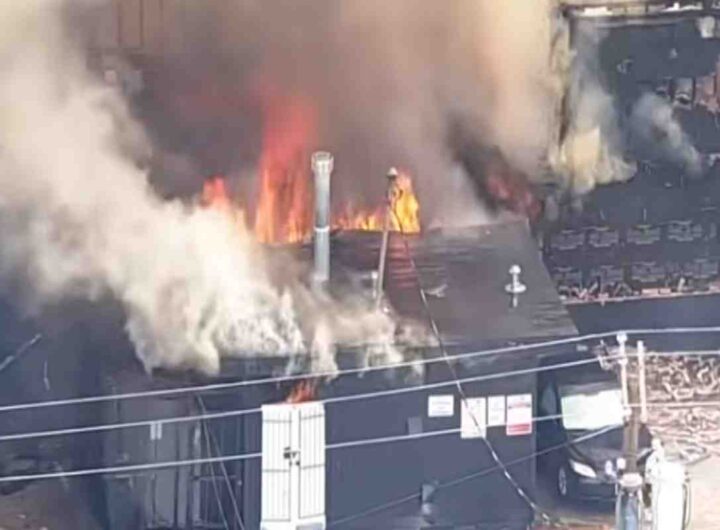 Vigili del fuoco spengono un condominio esploso a Dallas per una fuga di gas, le immagini dall'alto
