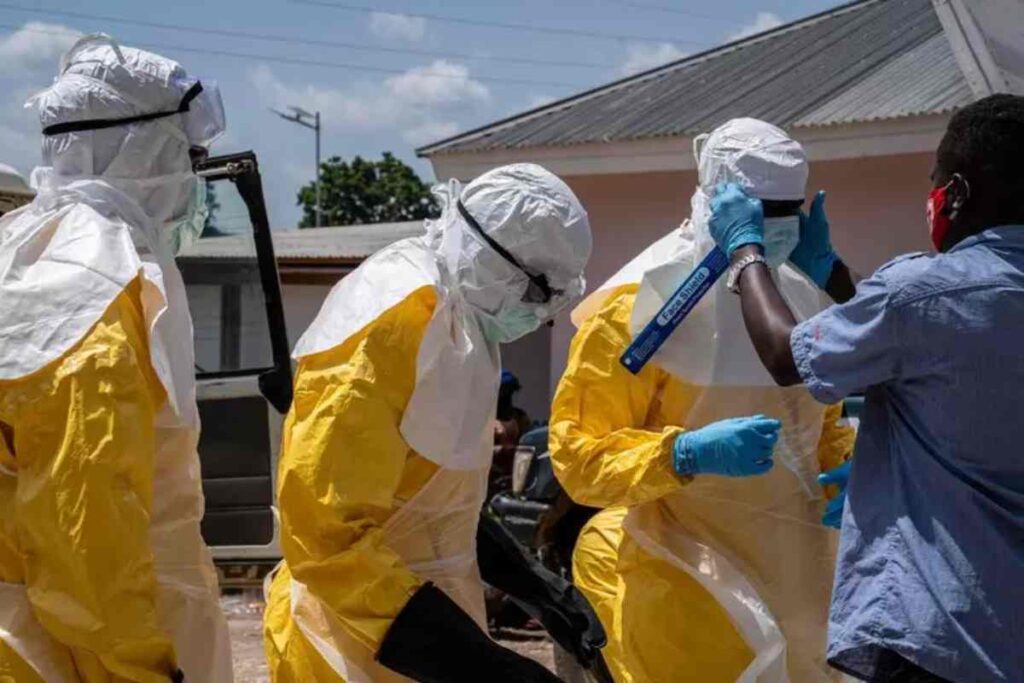 Medici si proteggono dall'Ebola