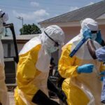 Medici si proteggono dall'Ebola