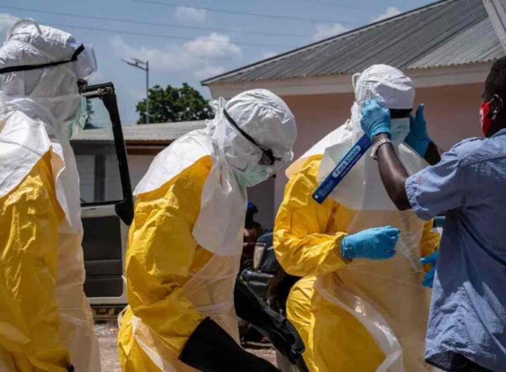 Medici si proteggono dall'Ebola