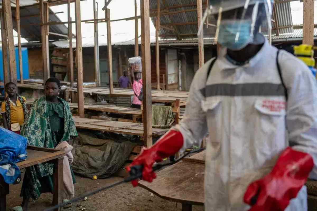 Medico si protegge dall'Ebola