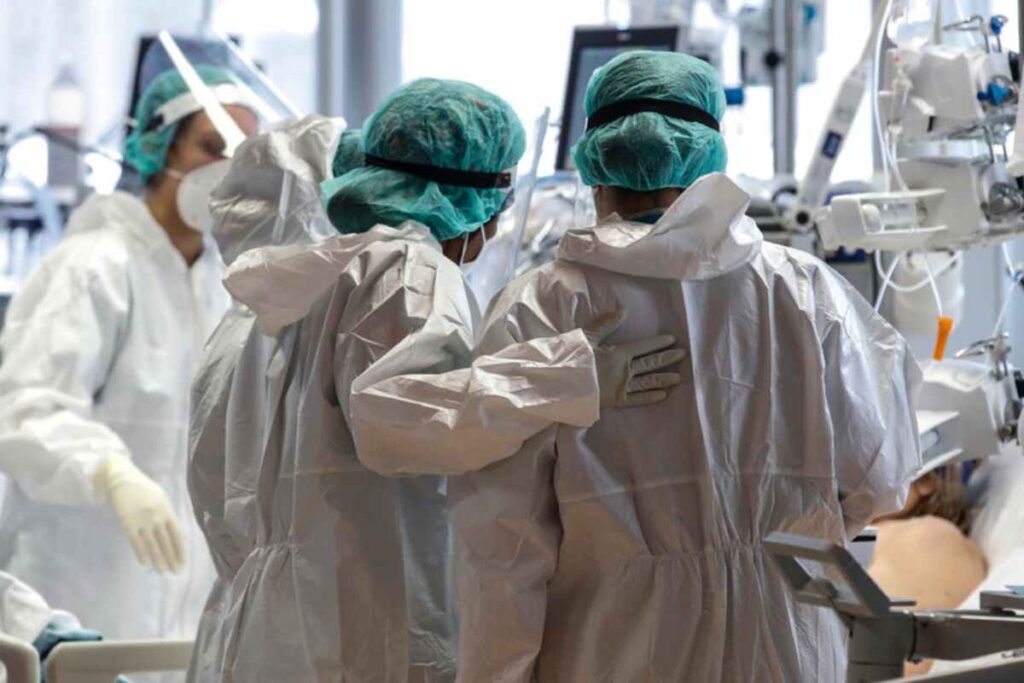 Medici si proteggono dall'Ebola