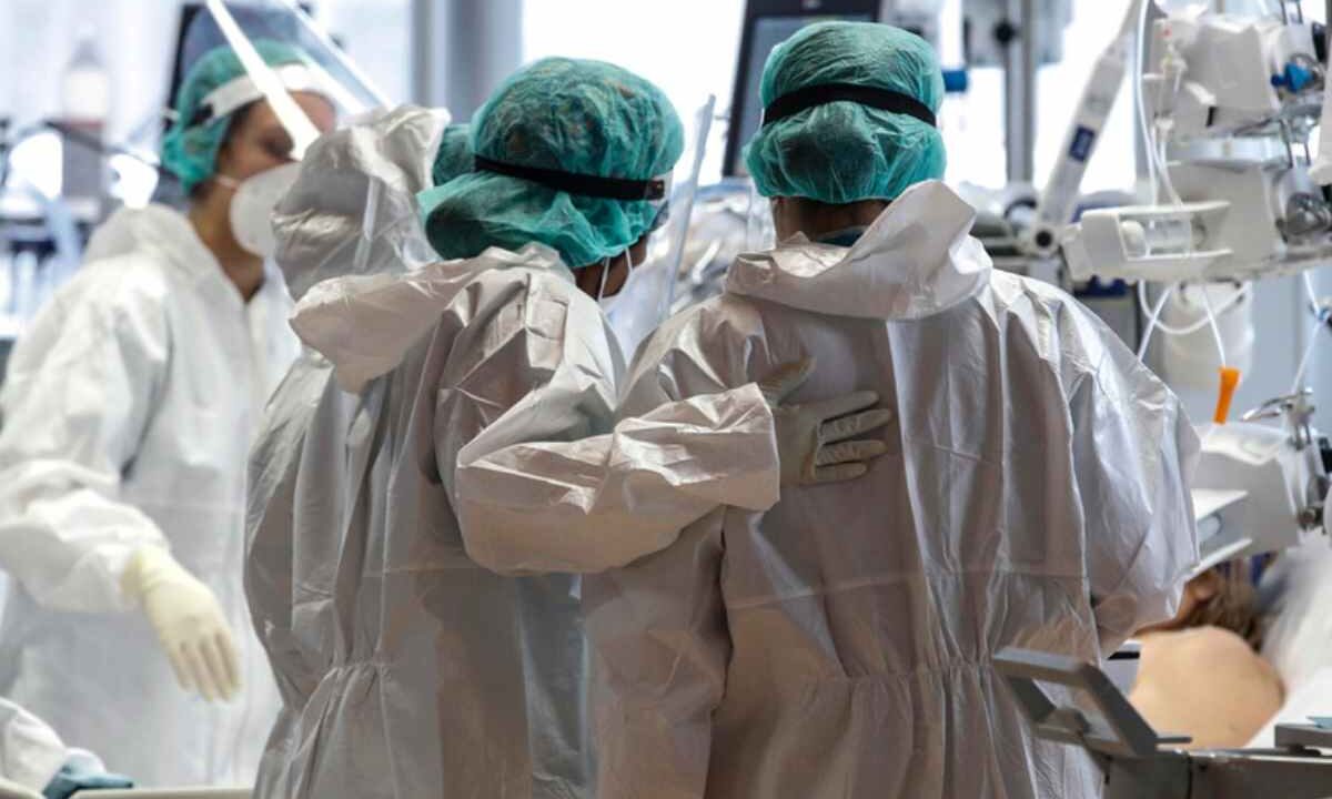 Medici si proteggono dall'Ebola