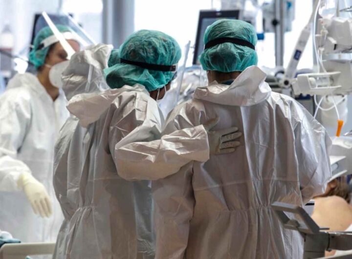 Medici si proteggono dall'Ebola