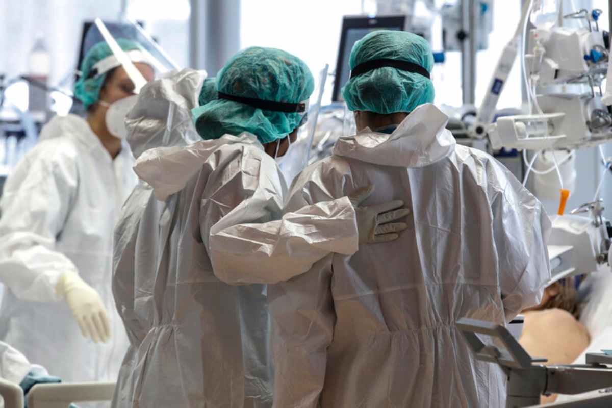 Medici si proteggono dall'Ebola