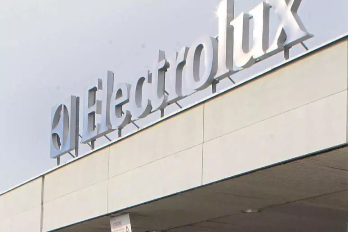 Electrolux dimezza la produzione in Italia e annuncia 1700 licenziamenti su 4500 dipendenti