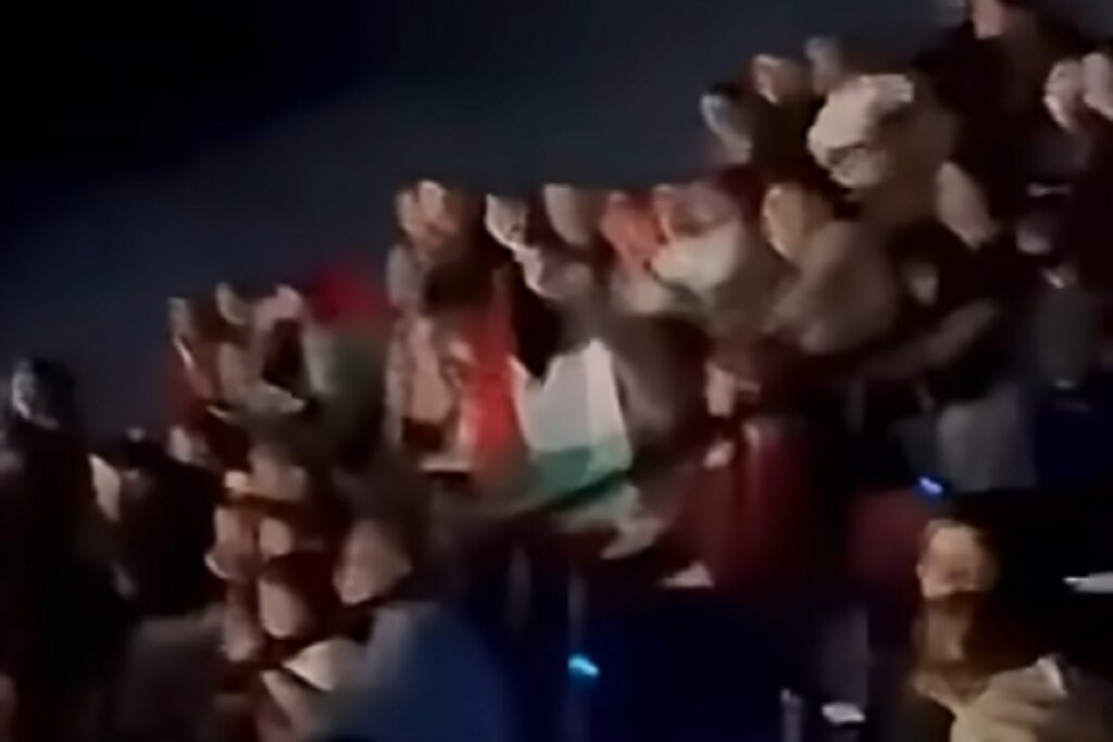 Eurovision 2026, fischi dal pubblico e bandiera palestinese durante l'esibizione di Israele