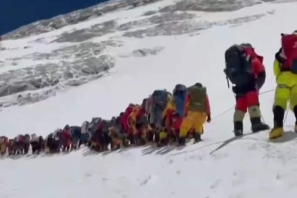 Alpinisti in coda sull'Everest