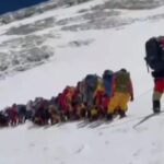 Alpinisti in coda sull'Everest