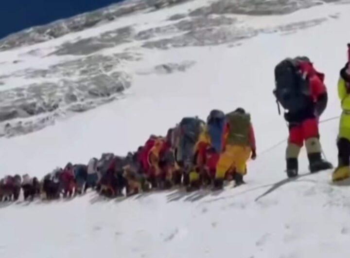 Alpinisti in coda sull'Everest