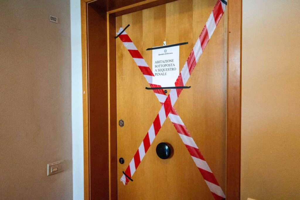 La porta della casa in cui è avvenuto l'omicidio