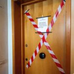 La porta della casa in cui è avvenuto l'omicidio