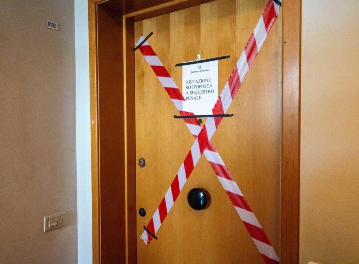 La porta della casa in cui è avvenuto l'omicidio