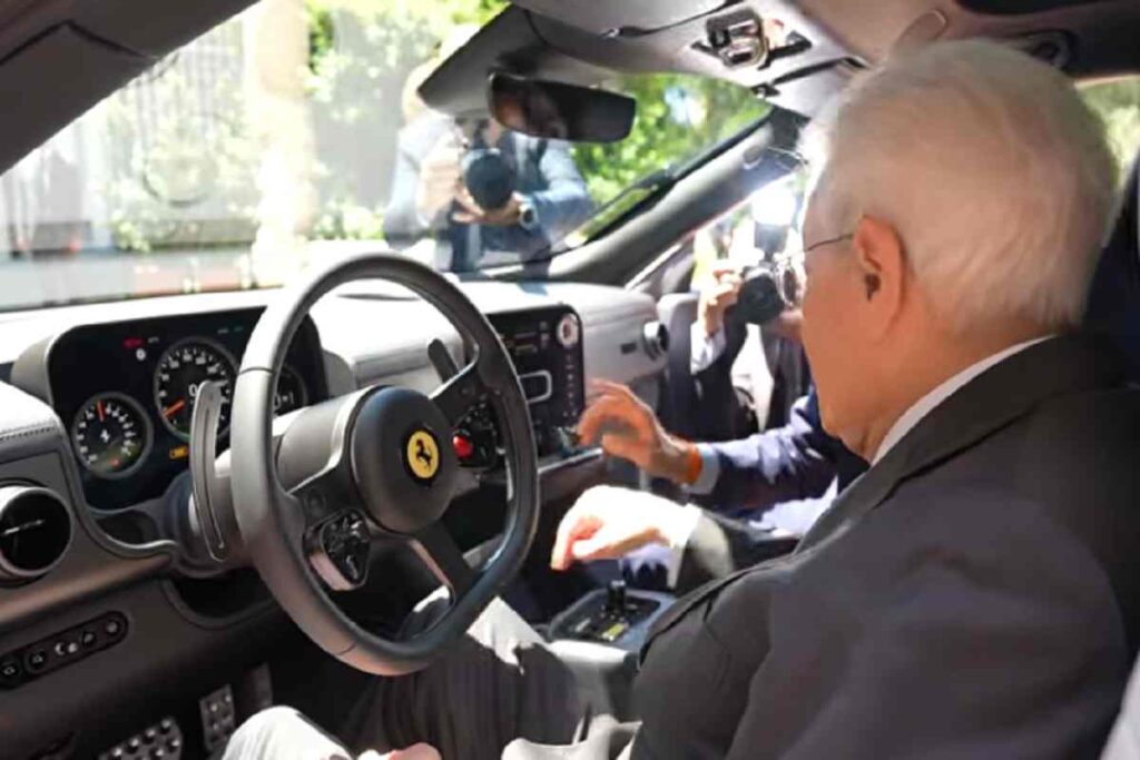Mattarella che si mette al volante al Quirinale della nuova Ferrari Luce