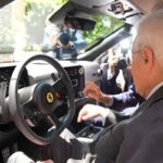 Mattarella che si mette al volante al Quirinale della nuova Ferrari Luce