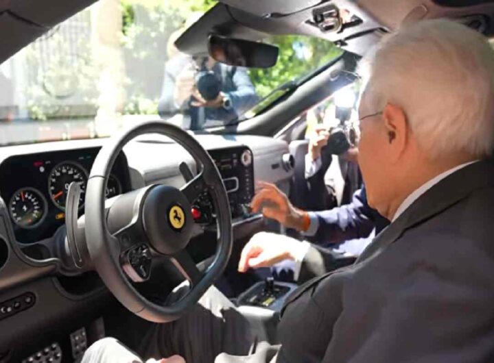 Mattarella che si mette al volante al Quirinale della nuova Ferrari Luce