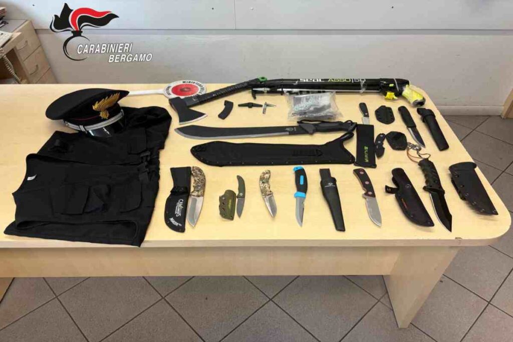 I coltelli, il machete e il fucile da subacqueo trovati a casa dell'uomo