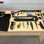 I coltelli, il machete e il fucile da subacqueo trovati a casa dell'uomo