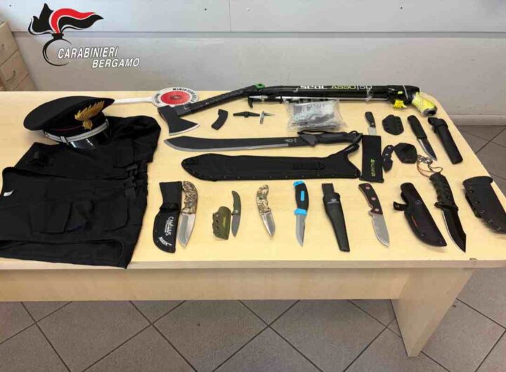 I coltelli, il machete e il fucile da subacqueo trovati a casa dell'uomo