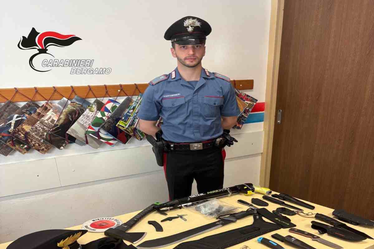 I coltelli, il machete e il fucile da subacqueo trovati a casa dell'uomo