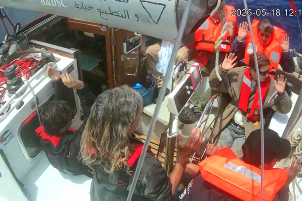 Una foto del fermo degli attivisti della Flotilla