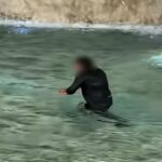 Turista nella fontana di Trevi