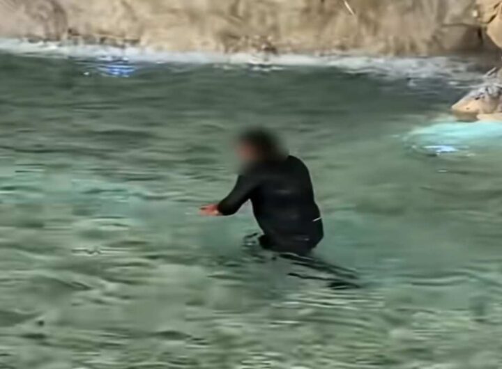 Turista nella fontana di Trevi