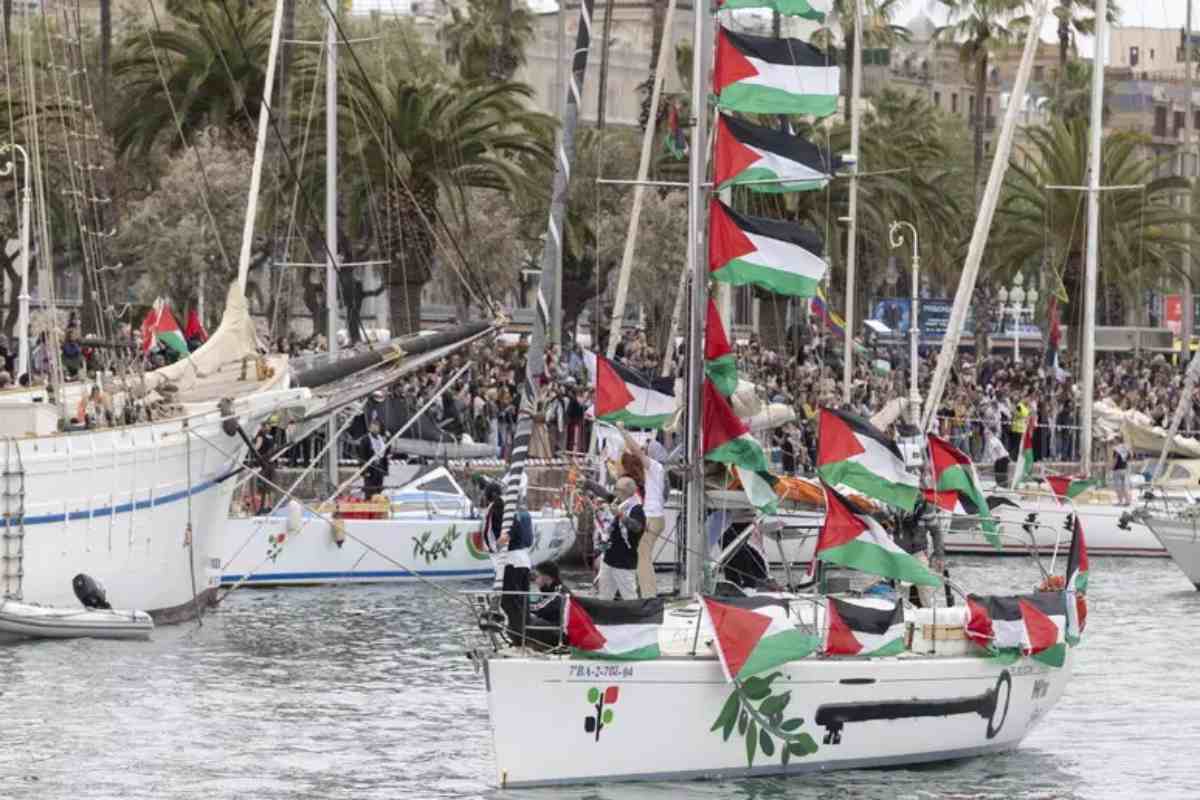 Israele abborda la Sumud Flotilla partita dalla Turchia, persi i contatti con 23 barche: “Arrestati almeno 7 italiani”