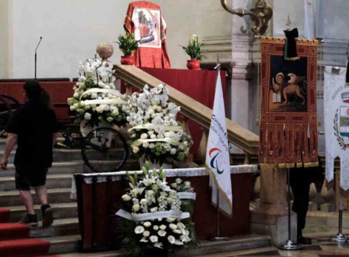 Funerale di Alex Zanardi, sotto all'altrare la sua handbike